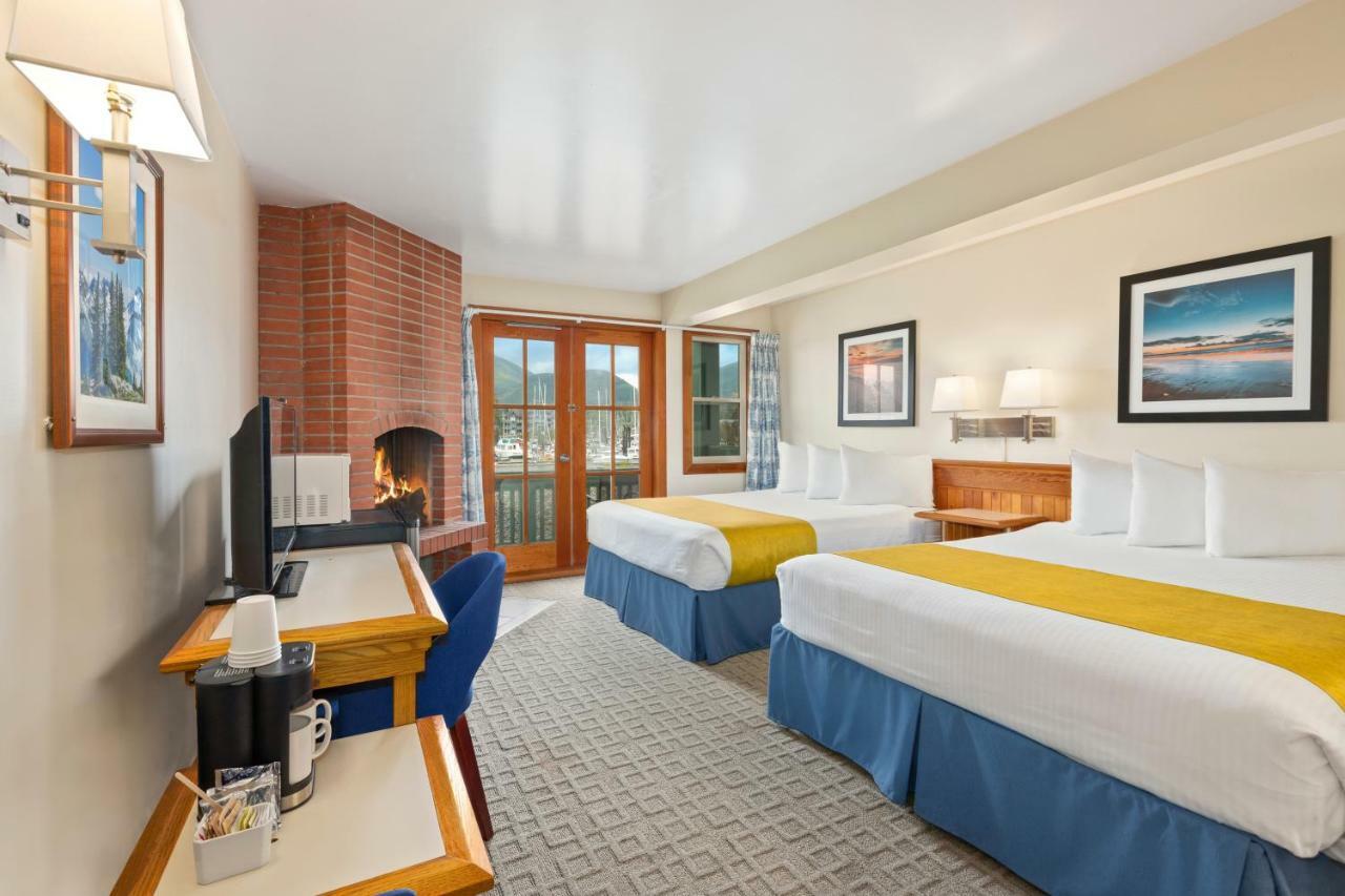 Zimmer mit 2 Queensize-Betten und Blick aufs Wasser, haustierfreundlich